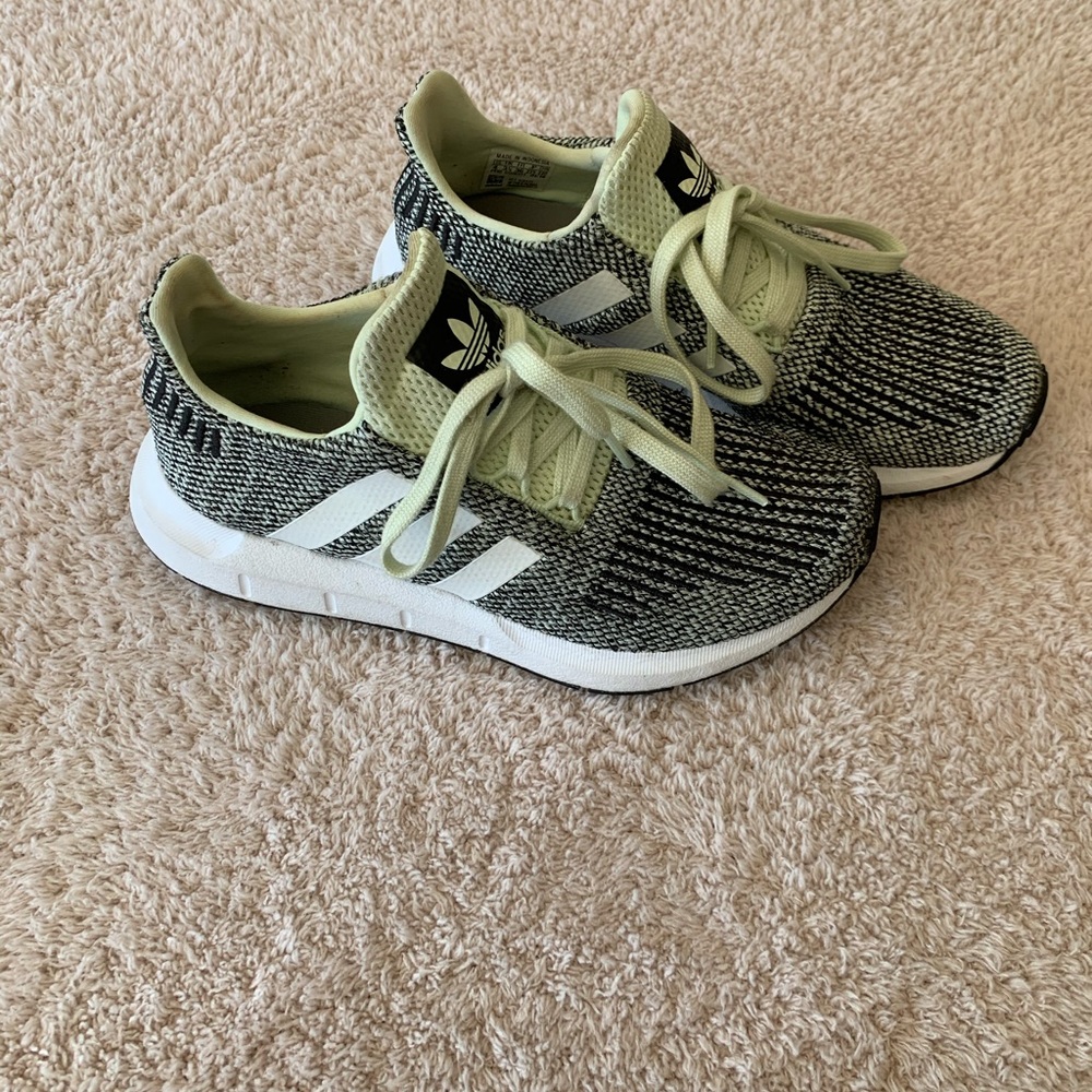 Adidas Swift Run - Big Kid Size 4 (Women’s 6)